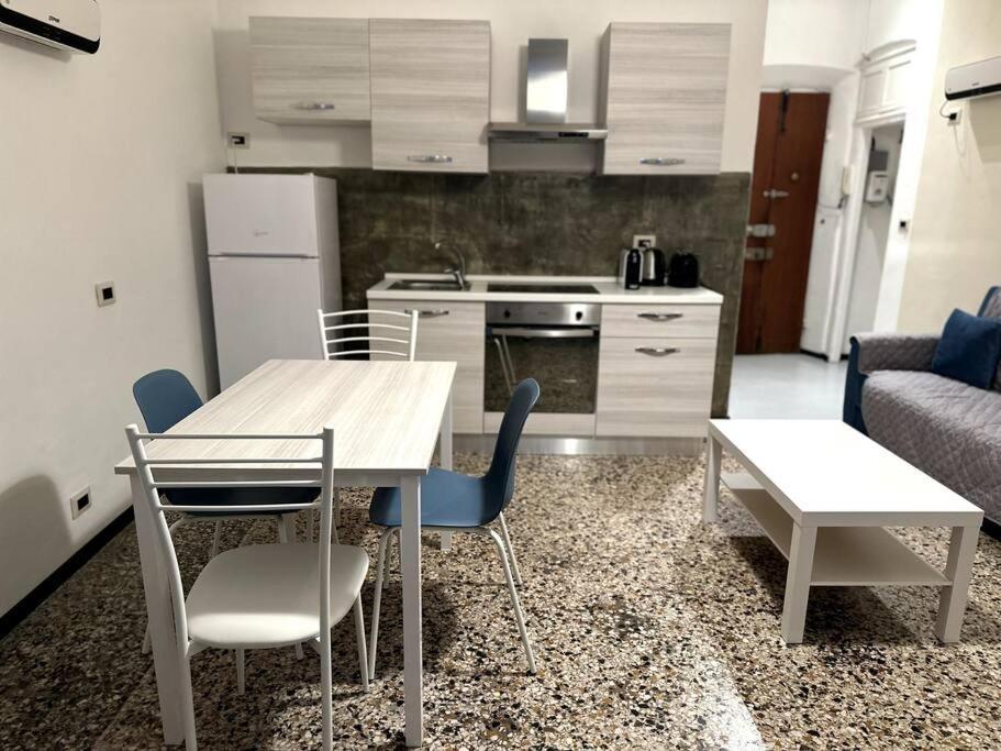 Ridi Che Ti Passa In Vico Del Fieno Apartman Genova Kültér fotó